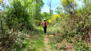 Kırsalda yürüyen bir kadın