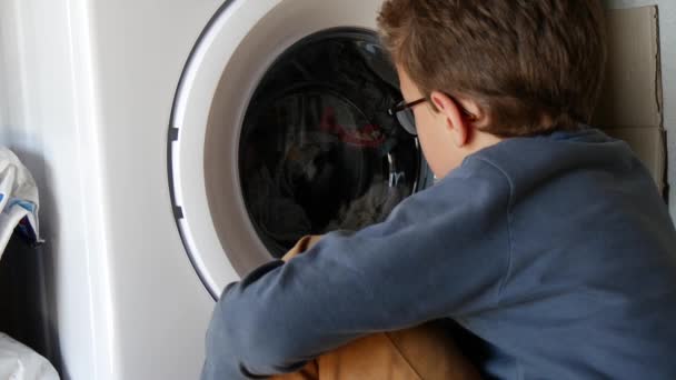 Child Looking Washing Machine — Stock Video