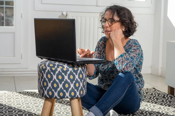 Portré Gyönyörű Barna Érett Egy Laptop Otthon — Stock Fotó