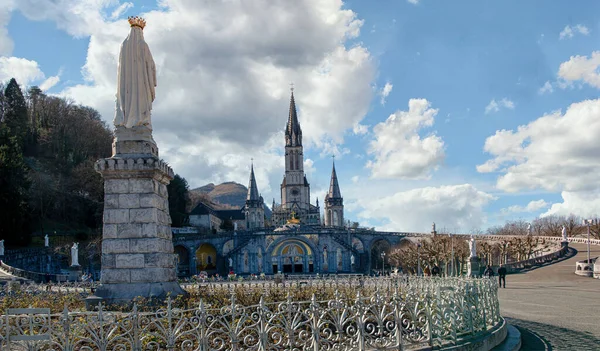 Lourdes Bakiresi Mavi Gökyüzünde Bulutlarla Fransa — Stok fotoğraf
