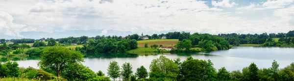 小さな教会 湖とフランスのピレネー山脈の背景 — ストック写真
