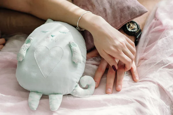 Lovers keep their hands near the furry kitten