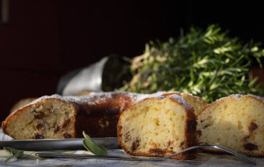 Arka planda biberiyeli yeni pişmiş kek.