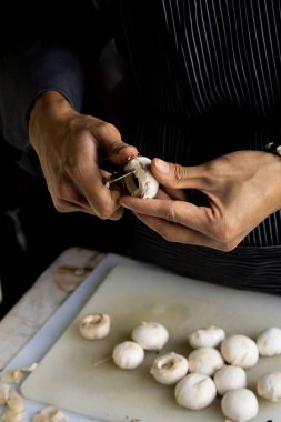 Şef kesim ve temizlik mantarlarını kapatın.