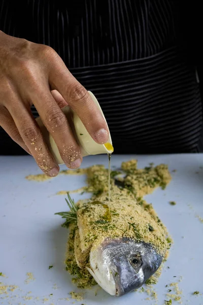 Primo Piano Chef Preparare Pesce Fresco Cocking Aggiungendo Olio Oliva — Foto Stock