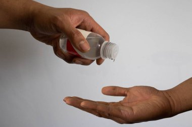 kivi beyaz arka planda izole edilmiş meyve suyuyla dilimlenmiş