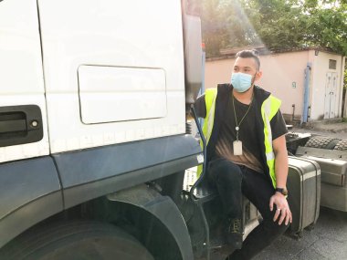 Coronavirus koruma maskeli hızlı kuryelik yapan genç bir işçi.