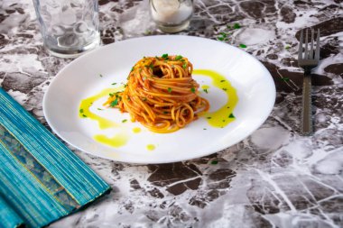 Lezzetli iştah açıcı klasik İtalyan spagettisi domates soslu, peynirli parmesan peynirli ve masada fesleğen. Yukarıdan görünüm, yatay