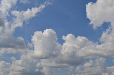 Parlak beyaz Cumulus bulutları. Doğal hava manzarası
