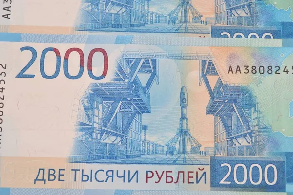 Rusya, TOPKI-EPTESİ 30, 2018. Banknotes Russia 2000 ruble yakın plan, arka plan. Vostochny uzay fırlatma merkezi