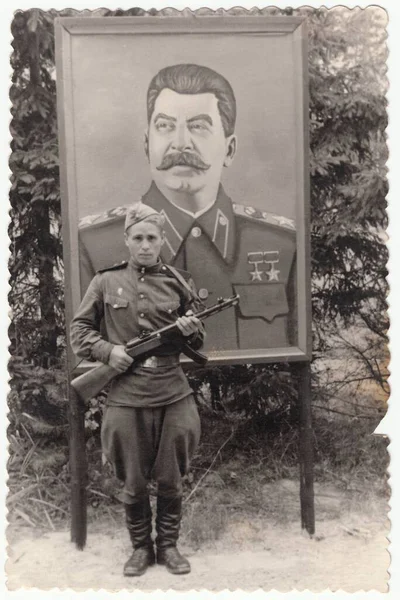 Soldado Soviético Con Una Ametralladora Ppsh Fondo Cartel Stalin Fotografía — Foto de Stock