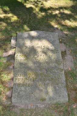 Almanya, Oerbke-24 Temmuz 2018: II. Dünya Savaşı 'nda ölen askerler için anıt mezar taşı. Stalag Xi D (321) sabit pow kampı