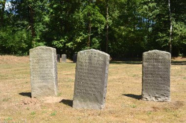 Almanya, Oerbke-24 Temmuz 2018: Dünya Savaşı 'nda şehit düşen askerlerin anıt mezar taşları. Xi D (321) savaş esiri kampı