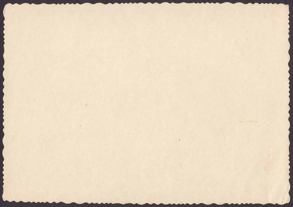 Delikli, gri-bej arkaplanlı eski bir fotoğrafın tersi.