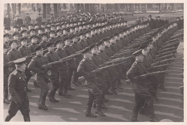 Ленинград, СССР, CIRCA 1958: маршируют винтажные фотографии советских солдат. Подготовка к параду Победы
