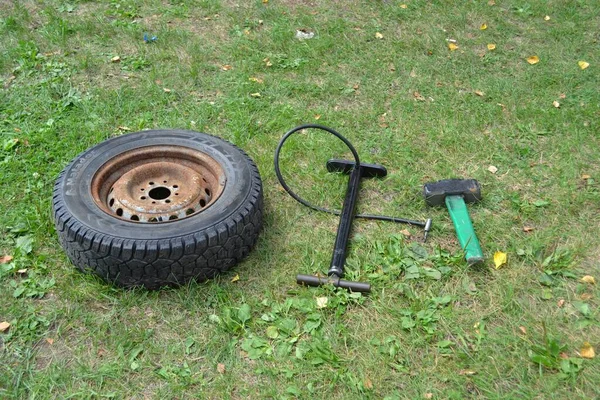 Russia Kemerovo 2019 Hand Tools Disassembling Wheel Green Grass — Stock Photo, Image