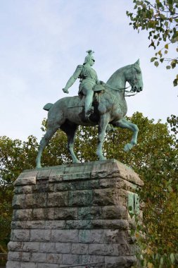 ALMANY, COLOGNE-2018: Son Alman İmparatoru II. Wilhelm 'in anıtı. Hohenzollern Köprüsü 'nün batı ucundaki binicilik heykeli