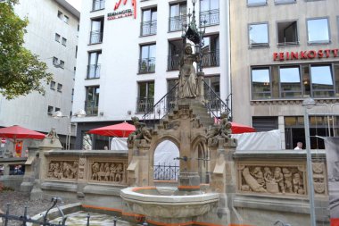GERMANY, COLOGNE-2018: Cüceler Çeşmesi (Heinzelmannchen) veya kadın merakı anıtı