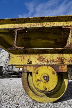 Eski sarı vintage sepeti