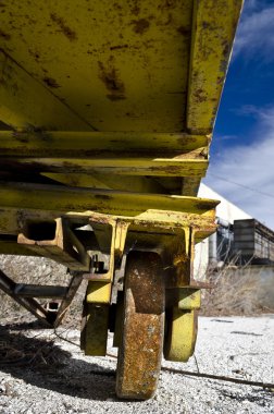 Eski sarı vintage sepeti