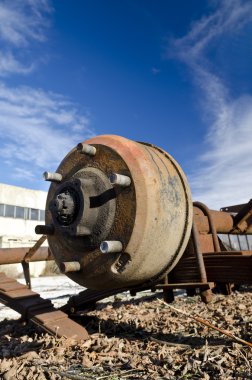 Paslı cıvata ile araba disk ara