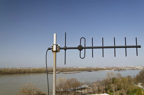 TV-antennák a tetőn egy gyönyörű kék ég — Stock Fotó