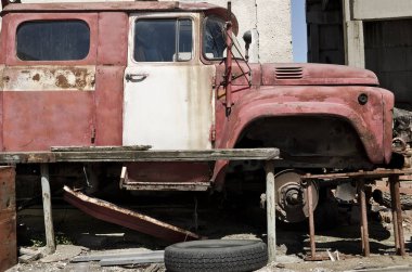Eski harap kamyon arka bahçesinde