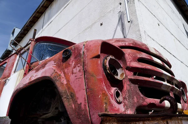 Stary zniszczony samochód na podwórku — Zdjęcie stockowe