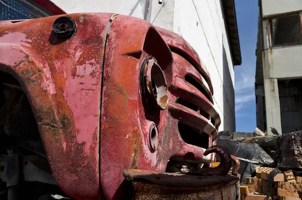 Old dilapidated truck in the back yard — Stock Photo, Image