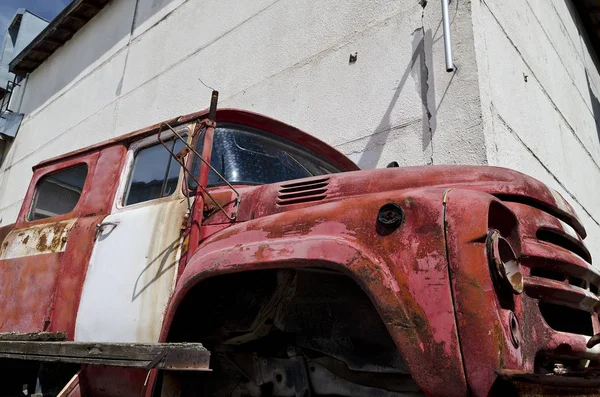 Old dilapidated truck in the back yard — Stock Photo, Image