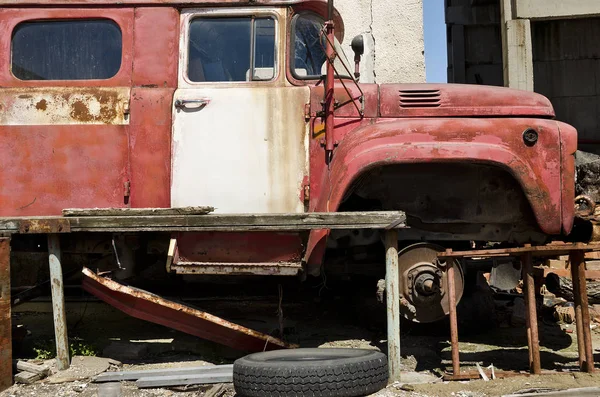 Old dilapidated truck in the back yard — Stock Photo, Image