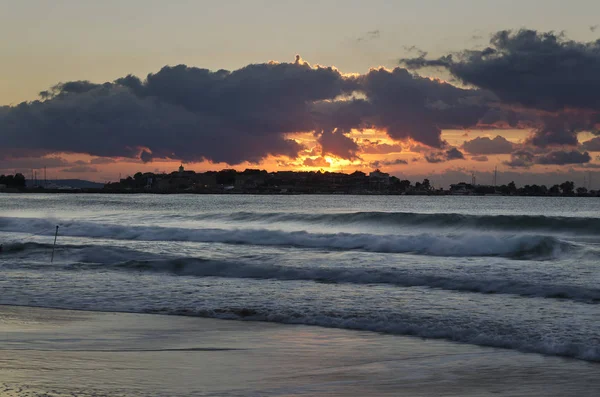 Zonsopgang op het strand in het resort Nesebar — Stockfoto