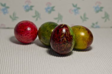 Altın ve kırmızı renkler Paskalya yumurta boyalı