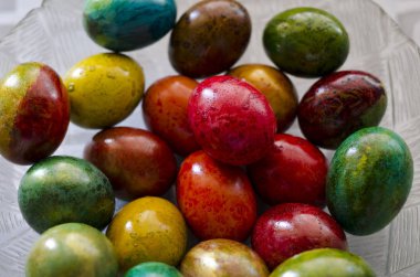 Altın ve kırmızı renkler Paskalya yumurta boyalı