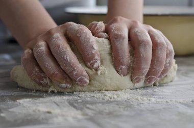 eller içinde un tatlı hamur yoğurma