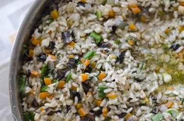 Pirinç ve biber tava üzerinde