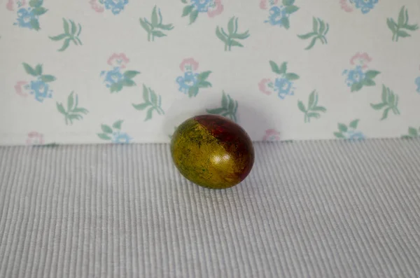 Пасхальное яйцо окрашено в золотые и красные цвета — стоковое фото