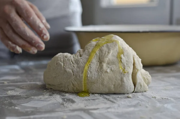 Female hands in flour closeup kneading dough — Stock Photo, Image