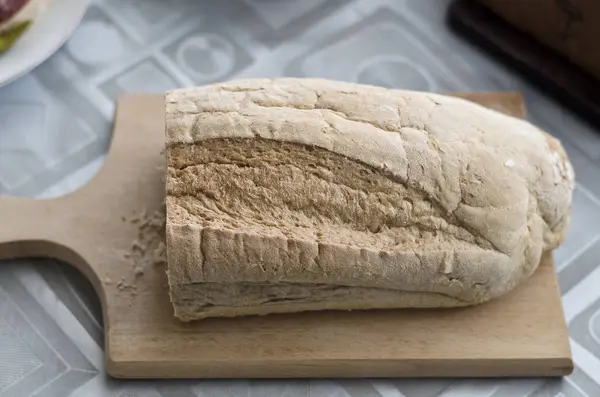 Домашній цільний зерновий хліб на столі — стокове фото