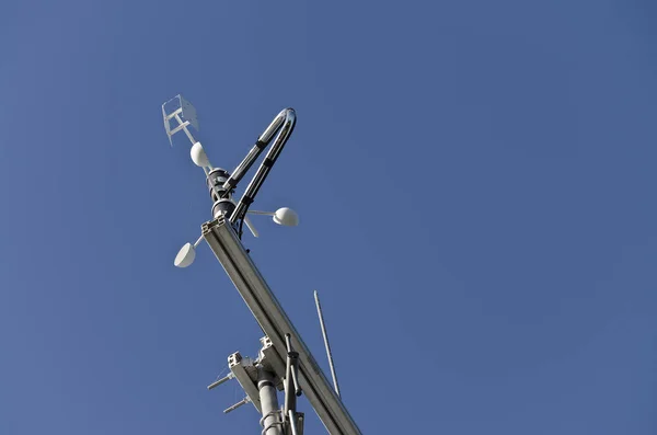 Anemómetro o veleta en un cielo azul — Foto de Stock