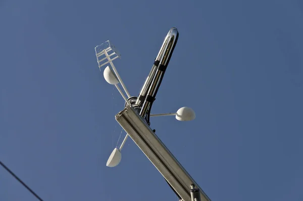 Анемометр или ветряк на голубом небе — стоковое фото