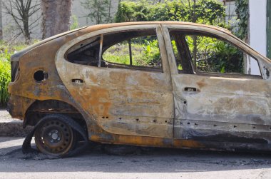 Cadde tarafı görünümü üzerinde yanmış araba park - yanmış bir araba fotoğrafını ekrana yakın