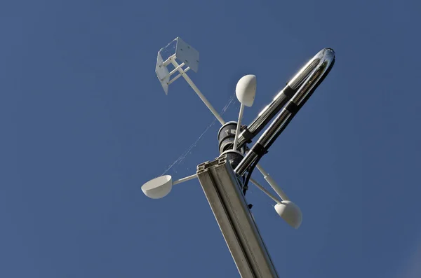 Анемометр Ветряк Голубом Небе — стоковое фото