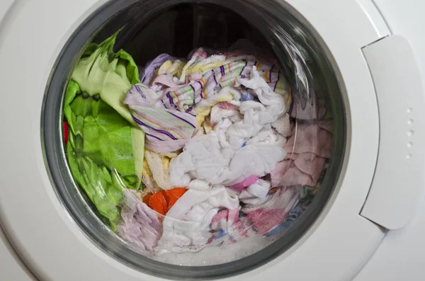 Wasmachinedeur Met Draaiende Kledingstukken Binnenin — Stockfoto