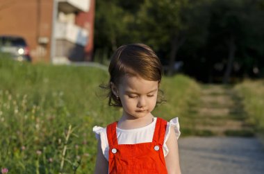 Küçük melek güzellik gözlerinde parlayan gün batımı ile