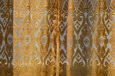 Akşam ışığı arkaplanda perdeleri olan pencere