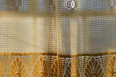 Akşam ışığı arkaplanda perdeleri olan pencere