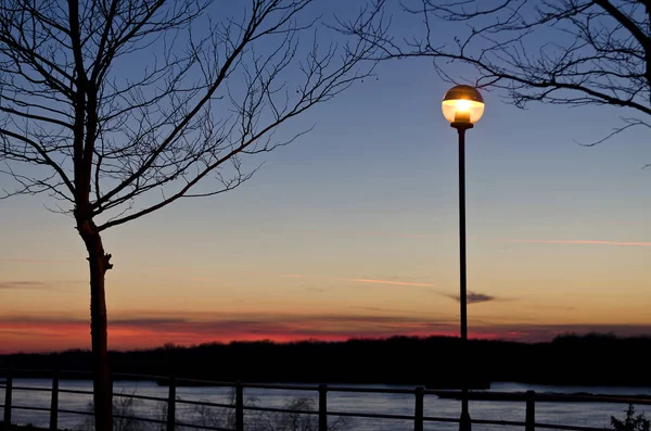 ドナウ川近くのロマンチックな夕日 — ストック写真