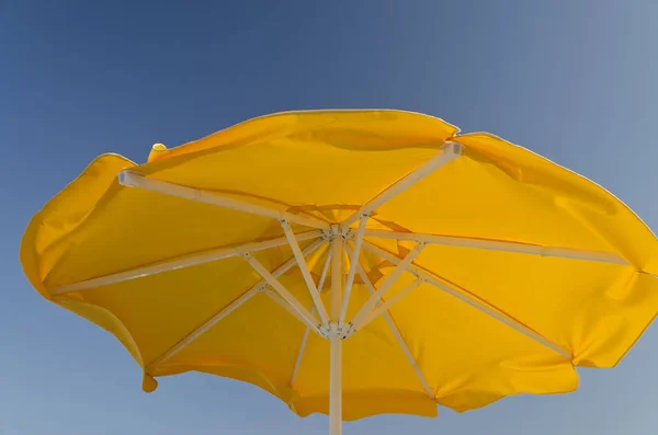 Paraguas Playa Coloridos Contra Cielo Azul — Foto de Stock