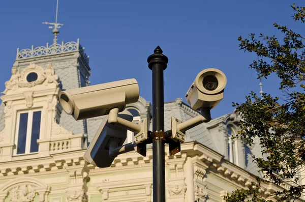 市中心路灯上的安全 Cctv 摄像机 — 图库照片